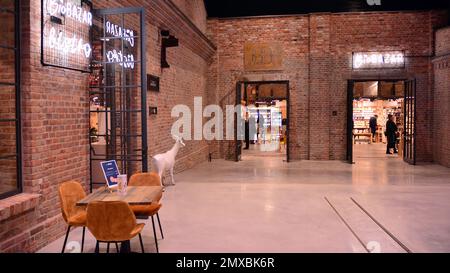 Varsovie, Pologne. 8 décembre 2021. Food Town à la Fabryka Norblina. Il comprend cinq halls d'usine historiques avec une superficie totale de 3200 m². Il est le Banque D'Images