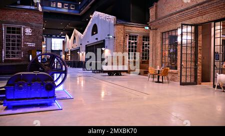 Varsovie, Pologne. 8 décembre 2021. Food Town à la Fabryka Norblina. Il comprend cinq halls d'usine historiques avec une superficie totale de 3200 m². Il est le Banque D'Images