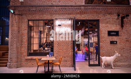 Varsovie, Pologne. 8 décembre 2021. Food Town à la Fabryka Norblina. Il comprend cinq halls d'usine historiques avec une superficie totale de 3200 m². Il est le Banque D'Images