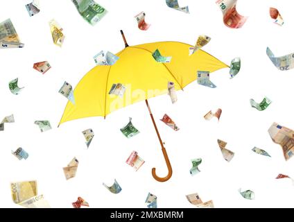 Parapluie jaune et pluie d'argent sur fond blanc Banque D'Images