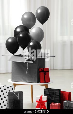 Concept du Vendredi fou. Un tas de ballons et de sacs à provisions à l'intérieur Banque D'Images