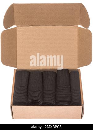 Ouvrez la boîte en carton pliable avec 5 paires de chaussettes noires isolées sur fond blanc Banque D'Images