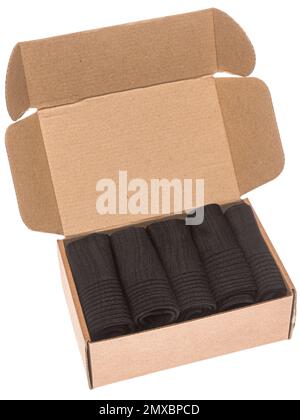 Ouvrez la boîte en carton pliable avec 5 paires de chaussettes noires isolées sur fond blanc Banque D'Images