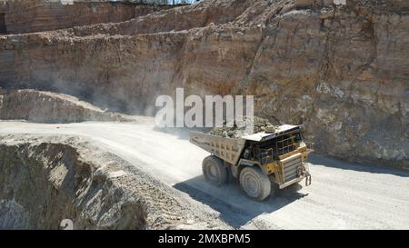 Grande benne de carrière pleine de pierres. Transport du minerai dans le concasseur. Machines d'exploitation minière de camions, transporter le matériau pour la production. Banque D'Images