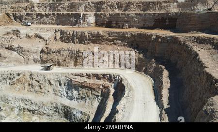 Grande benne de carrière pleine de pierres. Transport du minerai dans le concasseur. Machines d'exploitation minière de camions, transporter le matériau pour la production. Banque D'Images