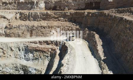 Grande benne de carrière pleine de pierres. Transport du minerai dans le concasseur. Machines d'exploitation minière de camions, transporter le matériau pour la production. Banque D'Images