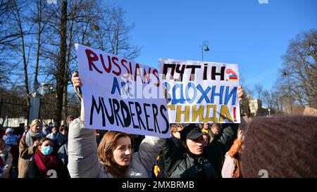 Varsovie, Pologne. 24 février 2022. Manifestation anti-guerre devant l'ambassade de Russie à Varsovie. Les manifestants appellent à la paix et condamnent Poutine. Banque D'Images