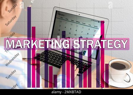 Stratégie de marketing numérique. Femme travaillant avec un ordinateur portable au bureau, à proximité Banque D'Images