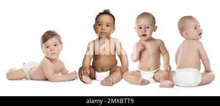 Collage avec photos de bébés mignons dans des couches sur fond blanc. Bannière Banque D'Images