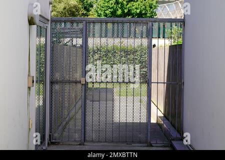 Bâtiment moderne en aluminium maison grise portail d'entrée grande maison de banlieue Banque D'Images