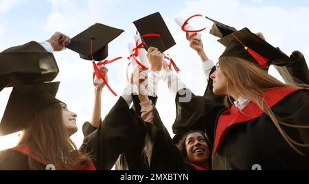 Groupe d'étudiants avec diplômes en plein air. Bannière Banque D'Images