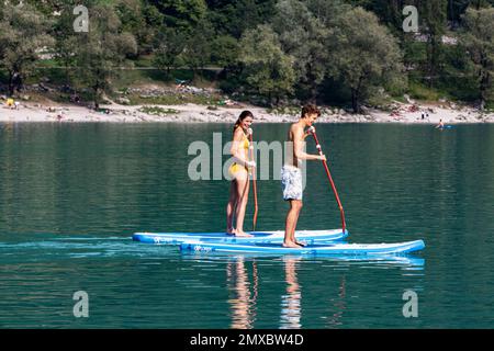 Sports de canoë et pêche dans le lac Tenno Trentino Italie Banque D'Images