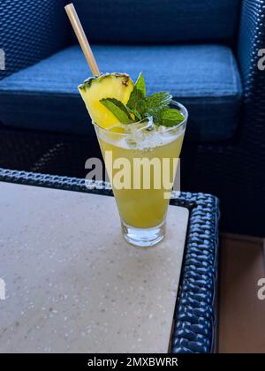 Mojito buvez de l'ananas et de la menthe. Banque D'Images