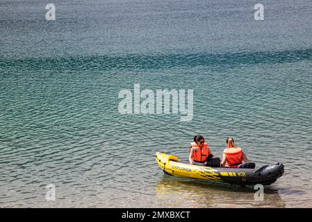 Sports de canoë et pêche dans le lac Tenno Trentino Italie Banque D'Images