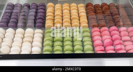 Assortiment de macarons français colorés à vendre Banque D'Images