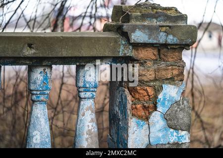 une balustrade sur la rambarde d'un vieux escalier fissuré Banque D'Images