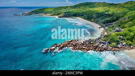 Vue aérienne de la plage Grand Anse, la Digue, Seychelles Banque D'Images