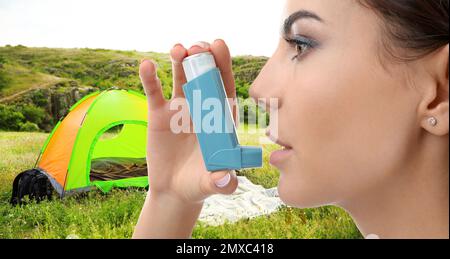 Jeune femme utilisant un inhalateur d'asthme à l'extérieur le jour ensoleillé. Premiers soins d'urgence pendant les loisirs en plein air Banque D'Images