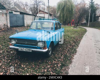 Chernihiv, Ukraine - 5 novembre 2022 : ancienne voiture Moskvich garée dans la rue. Moskvich combi Banque D'Images