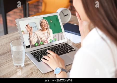 Jeune femme ayant chat vidéo avec sa grand-mère à la maison, se concentrer sur l'écran Banque D'Images