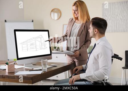 Architectes faisant le projet de maison sur ordinateur dans le bureau Banque D'Images