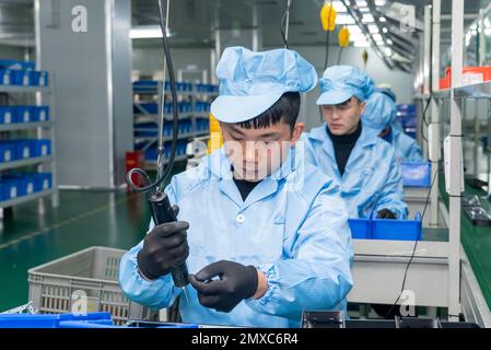 KUNSHAN, CHINE - le 2 FÉVRIER 2023 - les travailleurs travaillent sur la chaîne de production de Smart Lock à Kunshan General Lock Co., LTD, à Kunshan, dans le Jiangsu p, en Chine orientale Banque D'Images