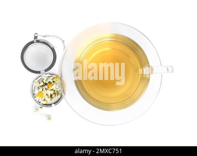 Thé de camomille frais et fleurs sèches dans l'infuser isolé sur blanc, vue de dessus Banque D'Images