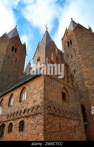 Gros plan de l'église notre-Dame de Kalundborg, Danemark. Il a cinq tours, et est un point de repère de la ville. Banque D'Images