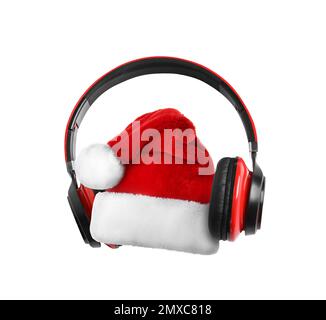 Chapeau rouge et casque du Père Noël sur fond blanc. Concept musical de Noël Banque D'Images