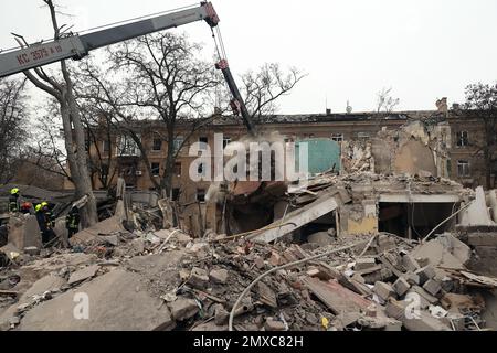 KRAMATORSK, UKRAINE - le 2 FÉVRIER 2023 - les sauveteurs retirent les décombres d'un immeuble résidentiel de quatre étages qui a été frappé par un missile russe, Kramators Banque D'Images