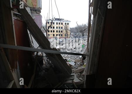 KRAMATORSK, UKRAINE - le 2 FÉVRIER 2023 - les sauveteurs retirent les décombres d'un immeuble résidentiel de quatre étages dans le centre-ville qui a été frappé par un russe Banque D'Images