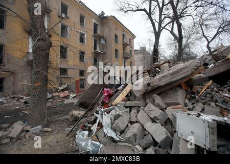 KRAMATORSK, UKRAINE - 2 FÉVRIER 2023 - Un bâtiment résidentiel de quatre étages dans le centre-ville est photographié après avoir été frappé par un missile russe, Kram Banque D'Images