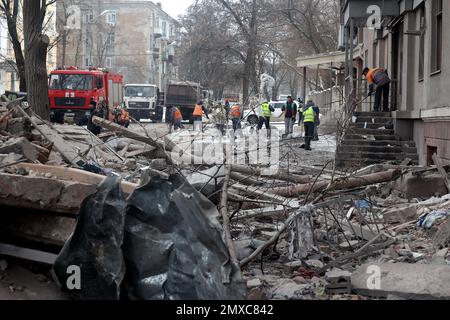 KRAMATORSK, UKRAINE - le 2 FÉVRIER 2023 - les employés des services publics ont dégagé les décombres d'un immeuble résidentiel de quatre étages dans le centre-ville qui a été touché Banque D'Images