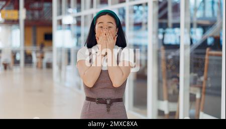 Wow, surprise et excitée avec une femme asiatique d'affaires qui a l'air choqué en mettant ses mains sur son visage dans l'expression. Portrait, emoji ou motivation Banque D'Images