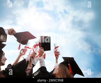 Groupe d'étudiants avec diplômes en plein air. Cérémonie de remise des diplômes Banque D'Images