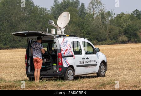 Radio de la BBC Suffolk en dehors de la fourgonnette de radiodiffusion assister à un grand incendie sur un petit domaine industriel Parham Suffolk Banque D'Images