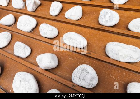 Ruskeala, Russie - 12 juin 2021: Des pierres de marbre blanc avec des sculptures décoratives se trouvent sur un comptoir en bois de la boutique de souvenirs. Le texte signifie le nom de la ville de Ruskeala Banque D'Images