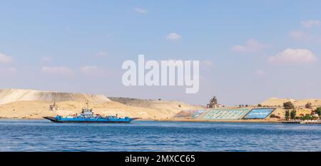 Ismailia, Egypte - 1 novembre 2021: Ferry bleu traverse le canal de Suez par une journée ensoleillée Banque D'Images