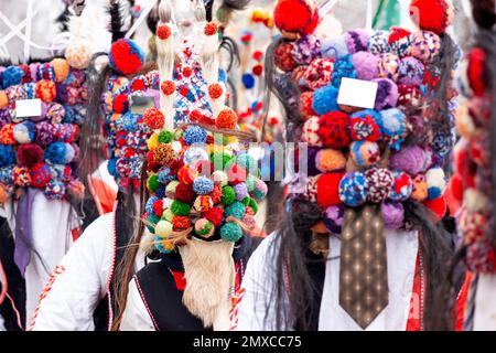 Danseuses kukeri aux masques colorés du nord-est de la Bulgarie à la Mascarade internationale Surva et au Festival Mummers de Pernik, Bulgarie, Balkans, UE Banque D'Images