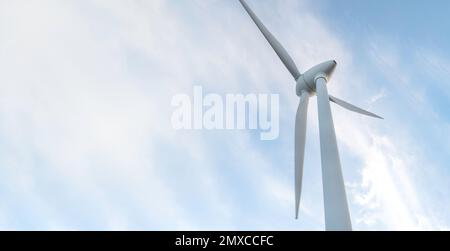 parc éolien ou ferme de moulin à vent de bannière floue, avec des éoliennes à fort vent pour la production d'électricité. Concept de production d'énergie verte. Les développeurs durables Banque D'Images