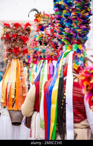 Vue arrière des danseurs masqués en tenue colorée à la Surva International Mascarade et au Festival Mummers de Pernik, Bulgarie, Europe de l'est, Balkans, UE Banque D'Images