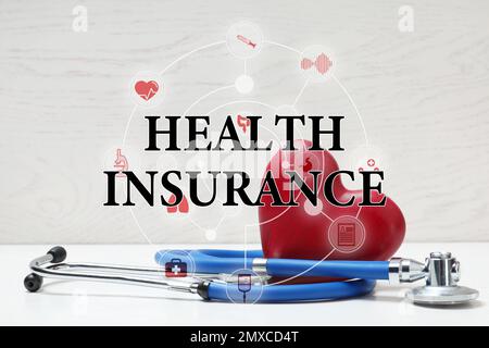 Expression assurance maladie, stéthoscope, coeur rouge et icônes sur fond clair Banque D'Images