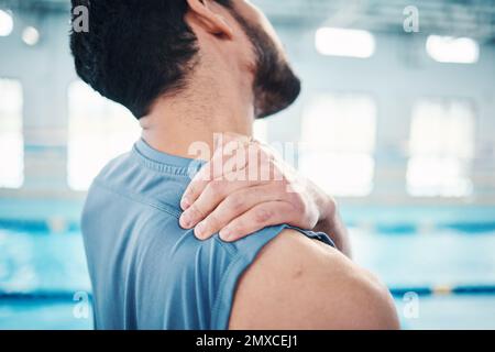 Sports, douleurs au dos et homme en piscine avec blessures, douleurs musculaires et inflammation du corps. Massage, aide médicale et athlète masculin avec accident Banque D'Images