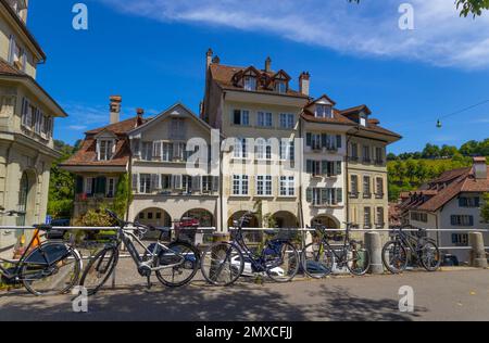 Vélos garés dans le centre de Berne avec de vieux bâtiments en arrière-plan, à Berne, Suisse Banque D'Images