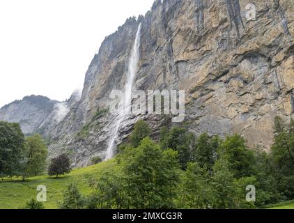 La cascade de Staubbach à Lauterbrunnen, dans l'Oberland bernois, en Suisse. Banque D'Images