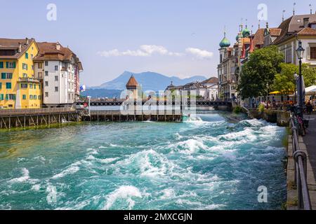 LUCERNE, SUISSE, le 21 JUIN 2022 - les eaux bouillonnantes de la rivière Reuss dans le centre de Lucerne, Suisse Banque D'Images