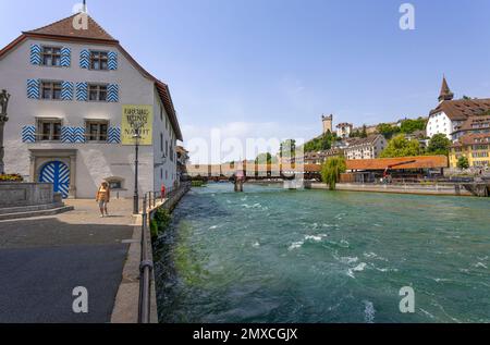 LUCERNE, SUISSE, 21 JUIN 2022 - Lucerne paysage sur la rivière Reuss et le pont de la Spreuer à Lucerne, Suisse Banque D'Images