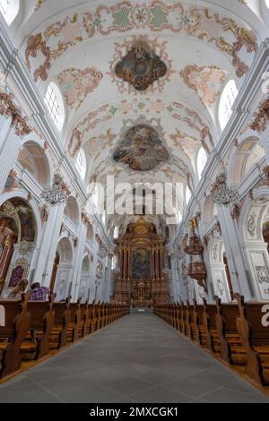 LUCERNE, SUISSE, 21 JUIN 2022 - vue intérieure de l'église jésuite de Saint-Jean Franz Xaver à Lucerne, Suisse Banque D'Images