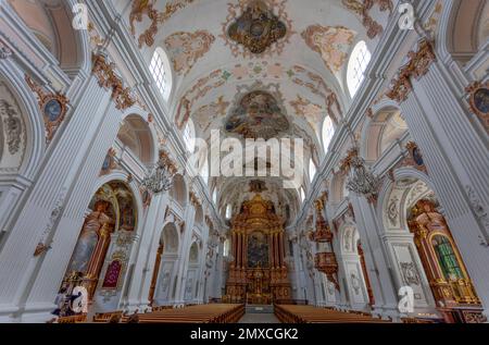 LUCERNE, SUISSE, 21 JUIN 2022 - vue intérieure de l'église jésuite de Saint-Jean Franz Xaver à Lucerne, Suisse Banque D'Images