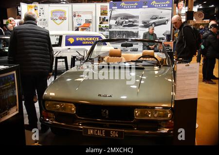 Édition 27th du salon Retromobile à Paris, France sur 2 février 2023. Retromobile Paris est un spectacle dédié aux voitures d'époque. Deuxième plus grand salon du genre en Europe, il peut accueillir plus de 600 exposants et 1 000 véhicules. Photo de Karim ait Adjedjou/ABACAPRESS.COM Banque D'Images